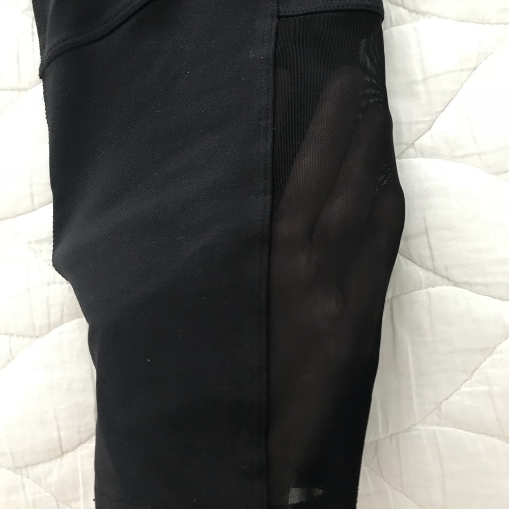 Cropped Alo yoga black leggings. Mesh sides.